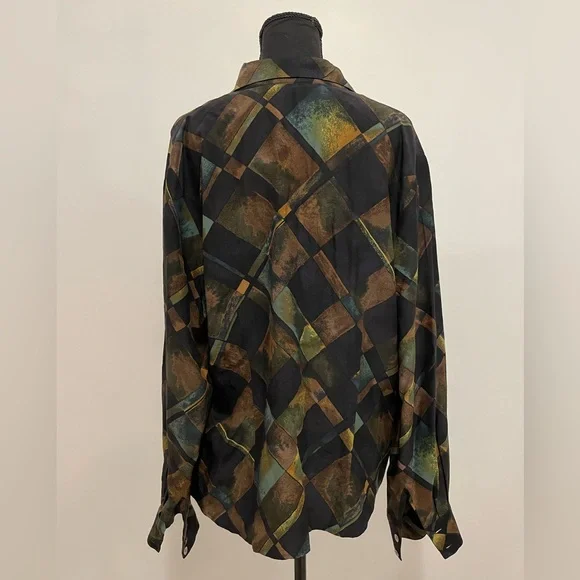 Geometric Patterned Button-Up Shirt - Picture 4 of 5